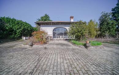 MORNAGO - VILLA CON GIARDINO
