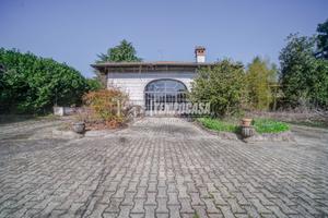 MORNAGO - VILLA CON GIARDINO