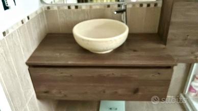 Mobili bagno con lavello in pietra.