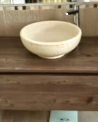 Mobili bagno con lavello in pietra.