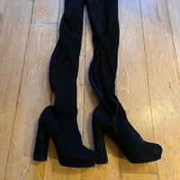 Stivali alti in camoscio nero numero 37