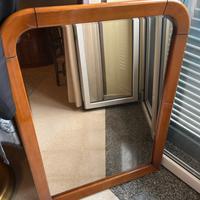 Specchio con cornice marrone in legno