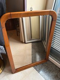 Specchio con cornice marrone in legno