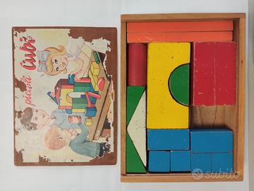 Piccoli cubi giocattolo vintage