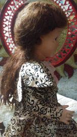 Bambola anni 50 finemente vestita