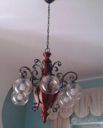 Lampadario legno rustico e ferro battuto