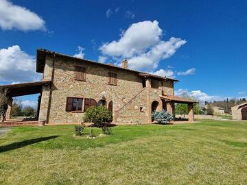 Rustico / Casale di 300 m² con 3 locali e box auto