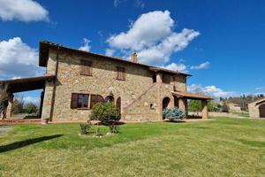 Rustico / Casale di 300 m² con 3 locali e box auto