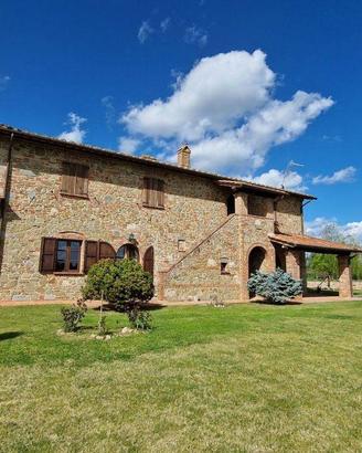 Rustico / Casale di 300 m² con 3 locali e box auto