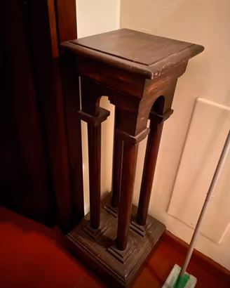 Colonnina porta vaso a tempietto