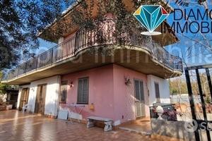 Villetta singola con ampi spazi esterni e garage