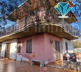 Villetta singola con ampi spazi esterni e garage