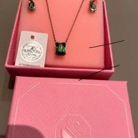 Collana con ciondolo e orecchini