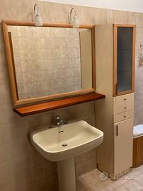 mobile bagno e specchio con faretti