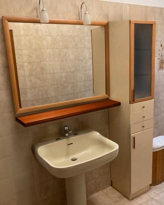 mobile bagno e specchio con faretti