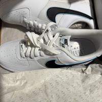 Air force 1 bianche con baffo nero e azzurro