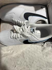 Air force 1 bianche con baffo nero e azzurro