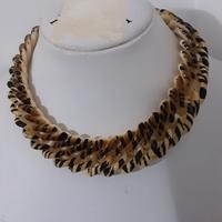 Collana plastica maculata