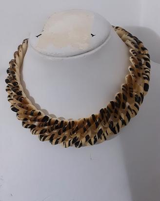Collana plastica maculata