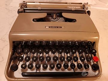 Macchina da scrivere lettera22 Olivetti 