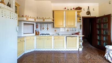 Villa di 180 m² con più di 5 locali e box auto dop