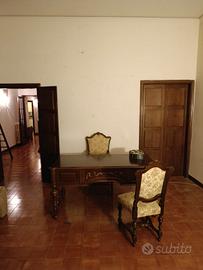 Scrivania in stile antico