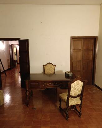 Scrivania in stile antico