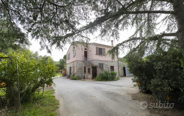 Podere caratteristico con terreno circostante