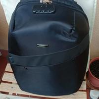 zaino nero moderno, pratico,