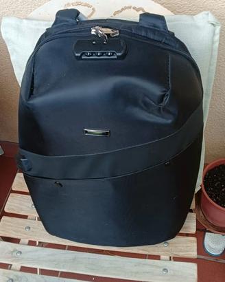zaino nero moderno, pratico,