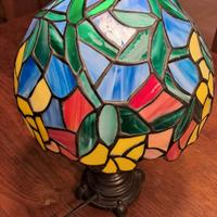 lampada da tavolo in metallo e vetro colorato