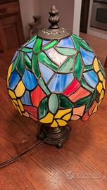 lampada da tavolo in metallo e vetro colorato