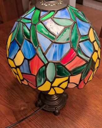 lampada da tavolo in metallo e vetro colorato
