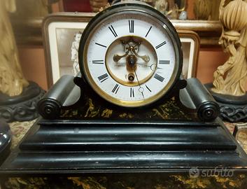 Orologio antico da tavolo. 