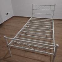 Letto in acciaio bianco laccato