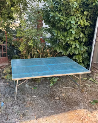 Tavolo pieghevole con gambe richiudibili