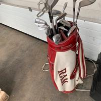 Mazze da golf con porta mazze in pelle