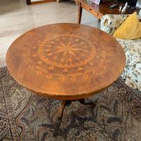 Tavolo rotondo in legno intarsiato. Stile classico