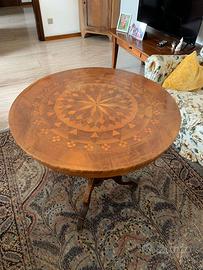 Tavolo rotondo in legno intarsiato. Stile classico