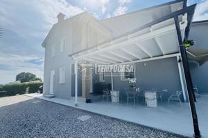 VILLETTA BIFAMILIARE CON DUE APPARTAMENTI, GIARDIN