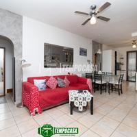 VILLETTA A SCHIERA CON PORZIONE DI GIARIDNO PRIVAT