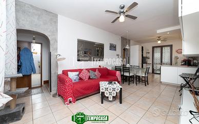 VILLETTA A SCHIERA CON PORZIONE DI GIARIDNO PRIVAT