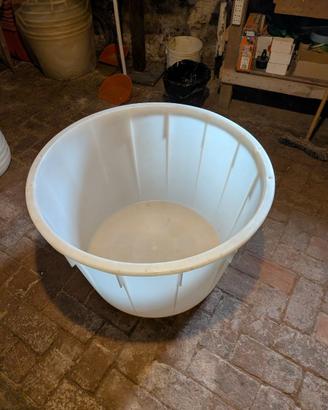 2 grandi contenitori per vino - vasche in plastica