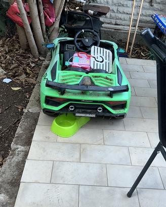 auto elettrica Lamborghini verde