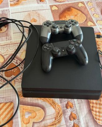 PS4 Slim 1TB + 2 Joystick – Perfettamente funziona