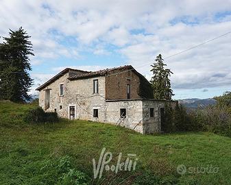 Casale con terreno a 3 km da Ascoli Piceno