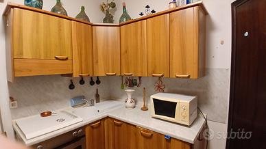 Cucina angolare con tavolo e sedie