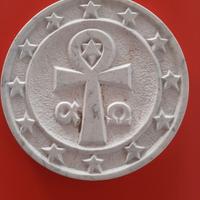 Formella circolare in marmo intagliato