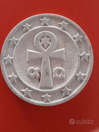 Formella circolare in marmo intagliato