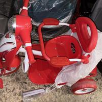 Triciclo con manico rosso
